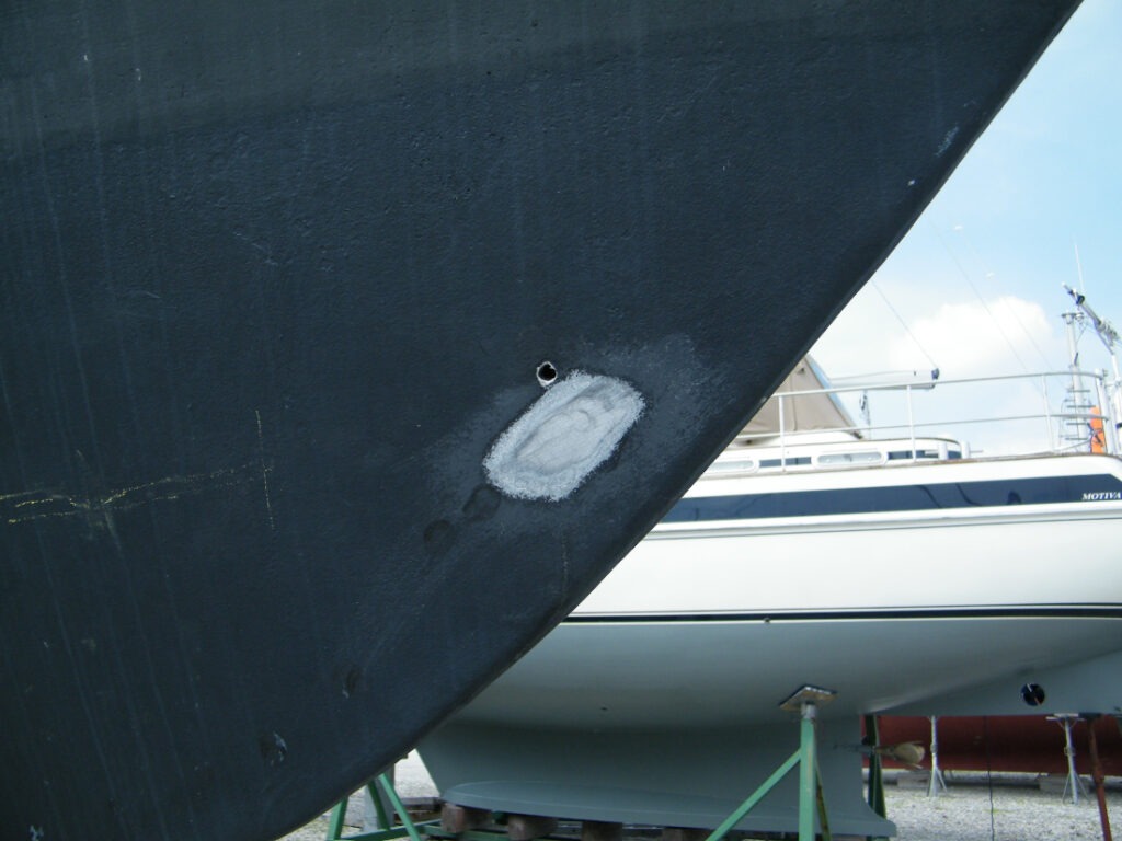 The marine survey brings to light a hole in the aluminium hull