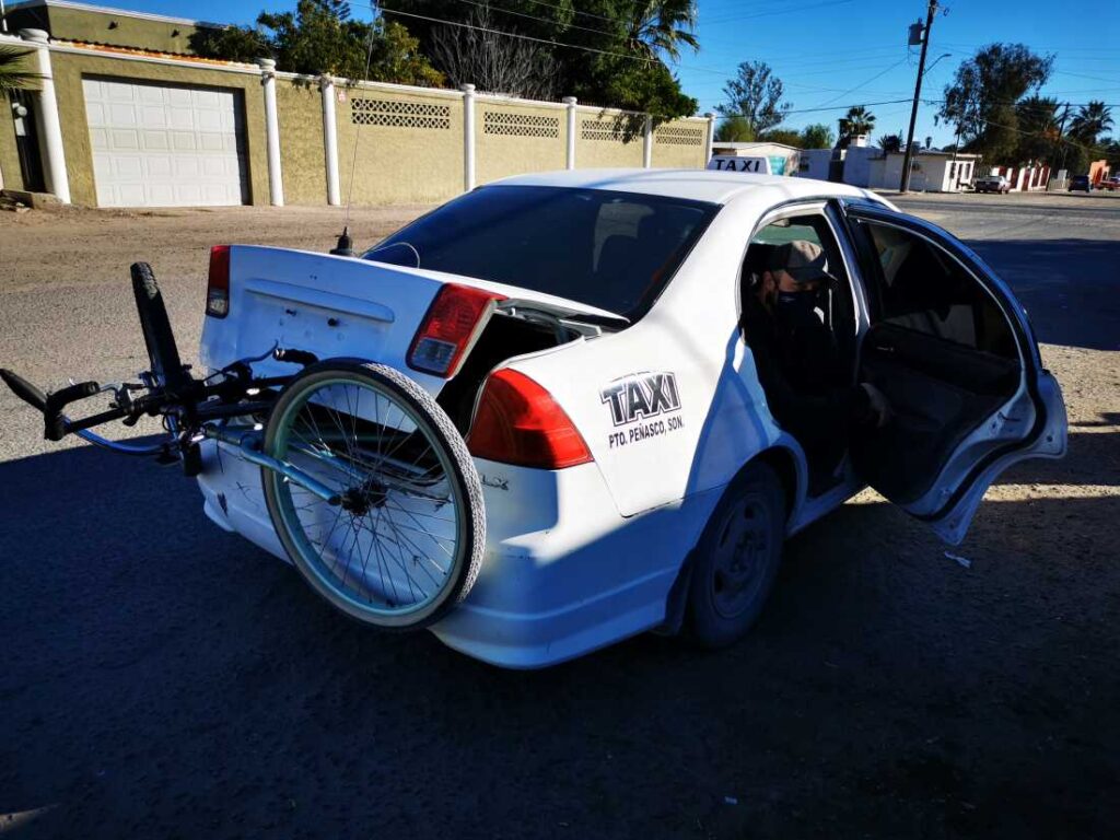 Das Taxi mit den Fahrrädern im Kofferraum
