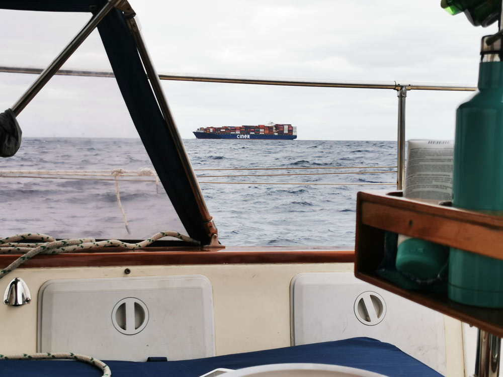 Ein grosses Containerschiff auf dem Weg entlang der Pazifikküste der Baja California Halbinsel