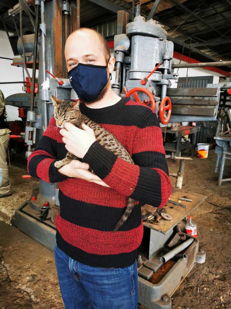 Dave hat sich mit der Werkstattkatze angefreundet