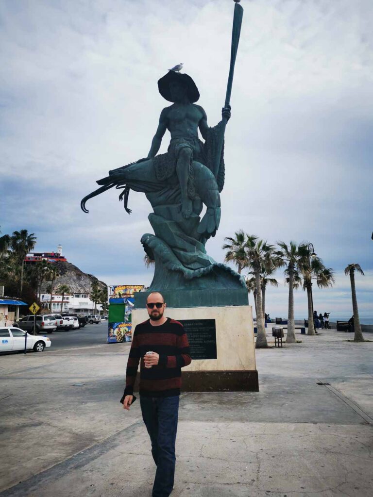 Dave devant la statue de crevettes au Malécon