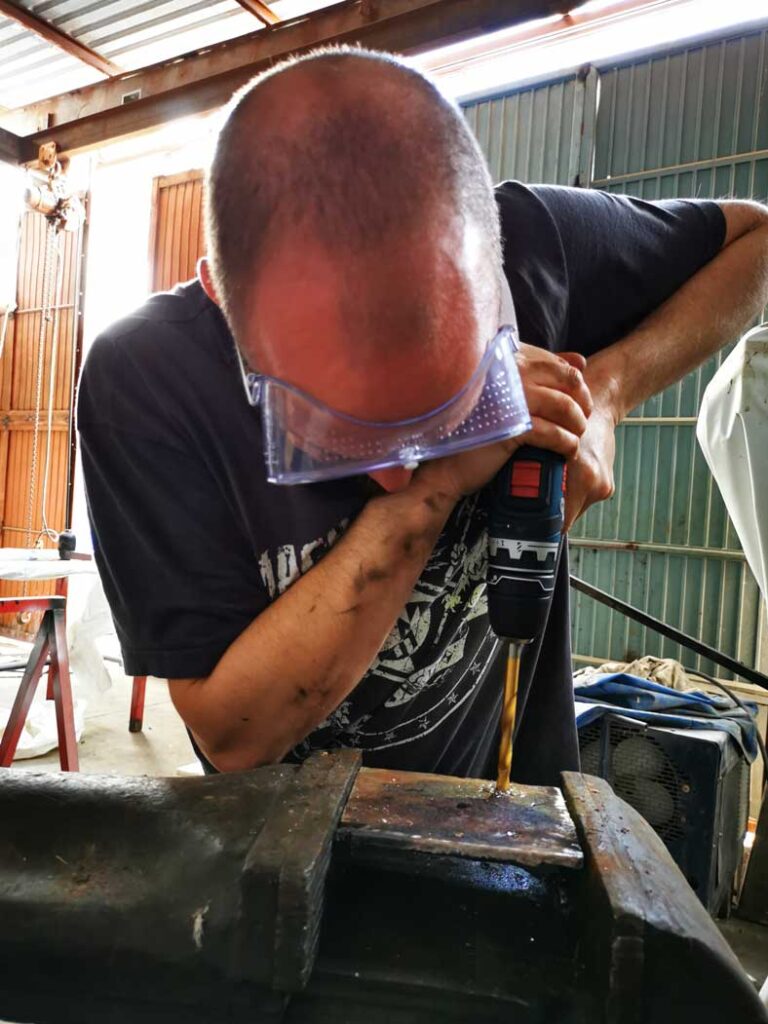 Dave bohrt Löcher in die Metallplatte