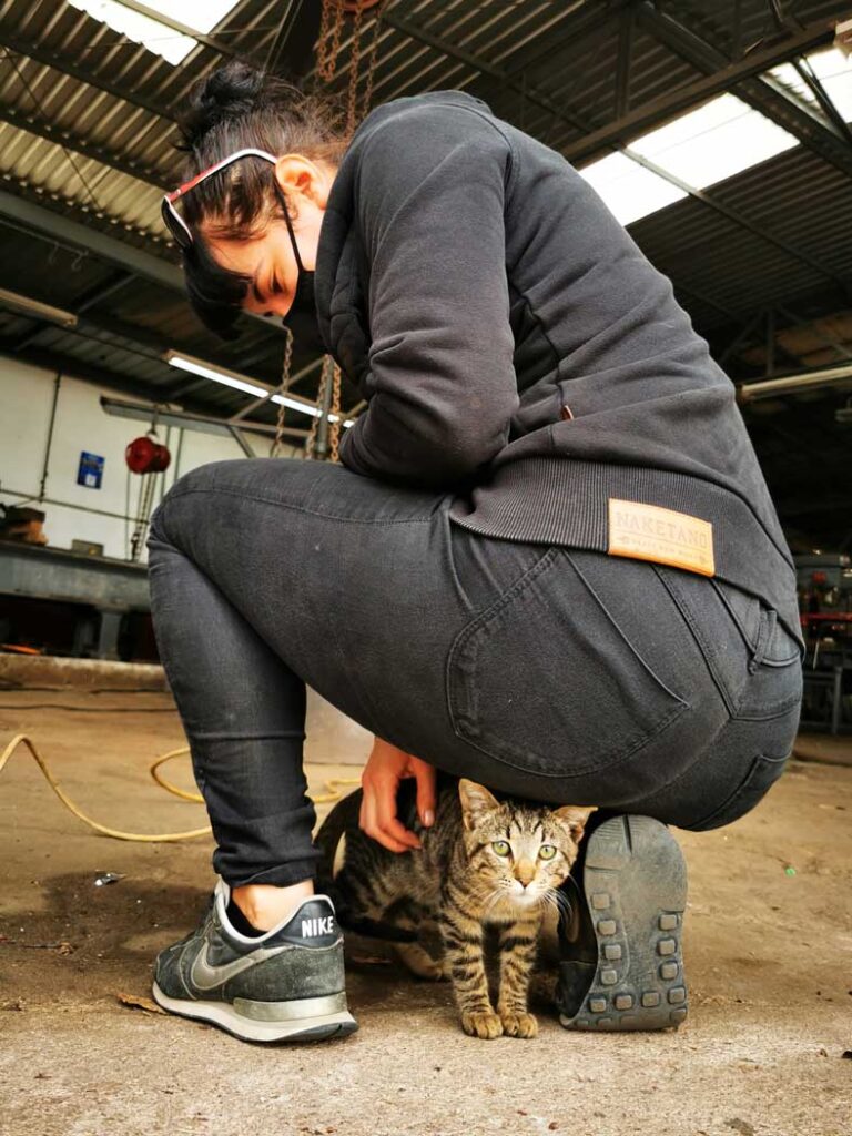 Pati streichelt die Werkstattkatze