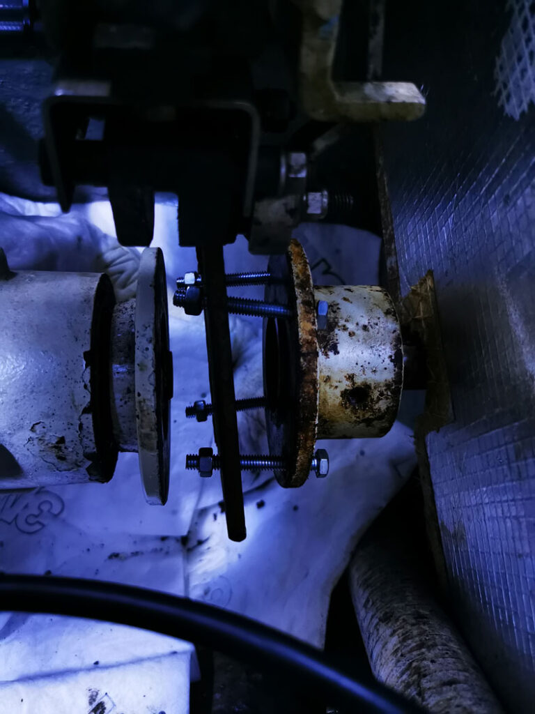 Das Werkzeug zum Entfernen der Wellenkupplung ist mit vier Schrauben montiert