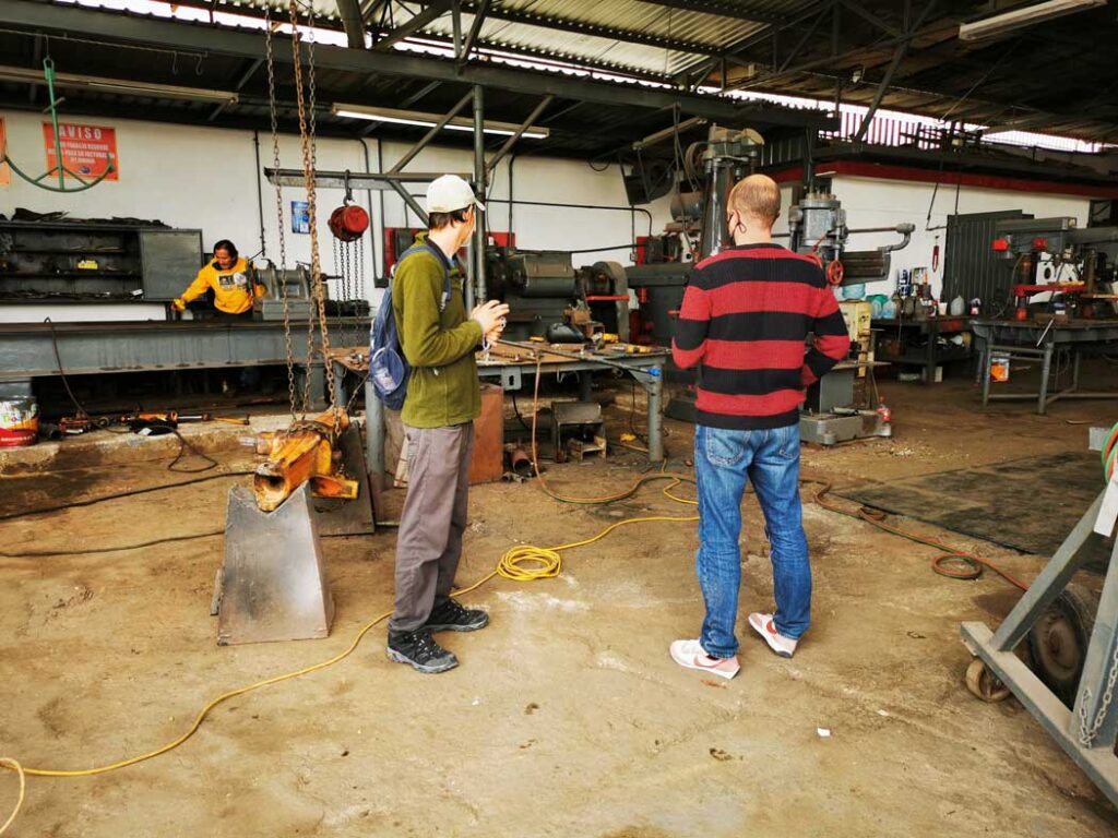 Die beiden Davids diskutieren in der Werkstatt