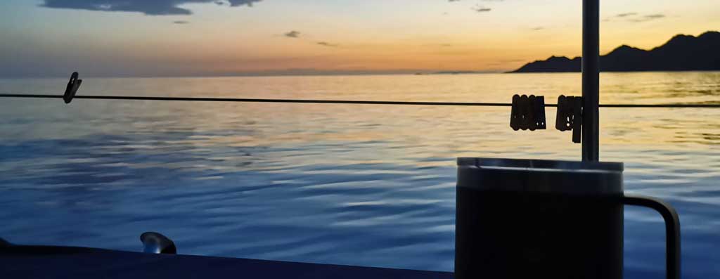 Leben auf einem Boot kann Kaffee mit schöner Aussicht bedeuten